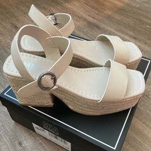 Mia shoes beige size 9